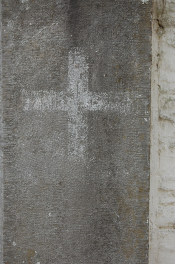 Il reste quelques traces de peintures rouges sur cette croix, peinte sur les murs extérieurs du château